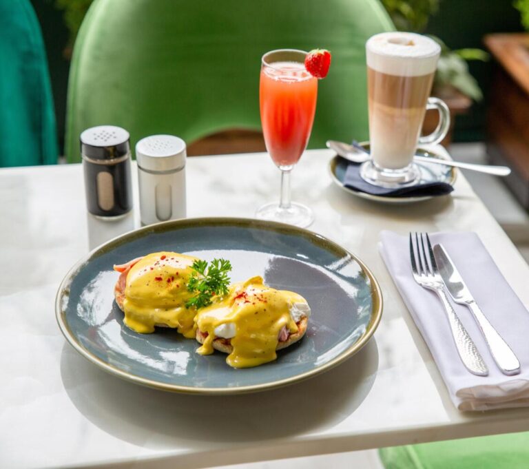 Eggs Benedict With the Hollandaise Sauce: A Classic Breakfast Dish with a Twist